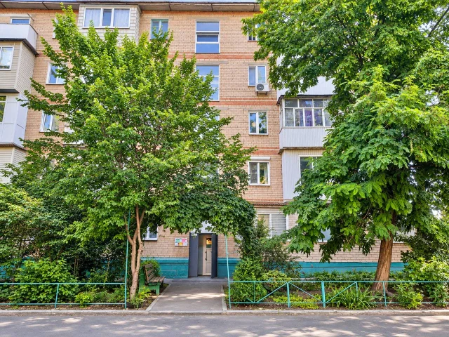 Фото: В Мелитополе продаю 2-комн кв-ру на ул. Вакуленчука общ пл 46 кв м на 2/5 кирпичного дома. Окна выходят в тихий зеленый