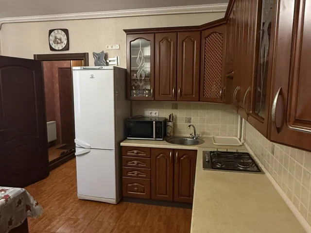 Фото: Сдается пол дома. Улица Черноморская, Артемовский район. Вход и двор отдельный, имеется крытая терраса; уютный двор. Име