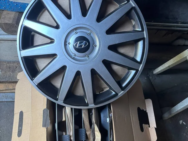 Фото: Штампованные диски R16 114,3 стояли на Hyundai Elantra. В этом сезоне зачищены и покрашены