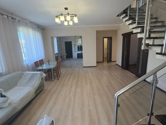 Фото: Продам современный дом, баня, 9 соток, пл. Бакинских комиссаров.