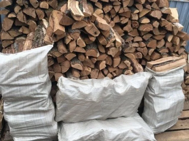 Фото: Продам готовые рубленые дрова в мешках. Цена 600 рублей мешок. Возможна доставка оплачивается отдельно. ГОРОД ИЛОВАЙСК-Х