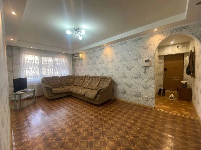 Фото: Луганс,продам 3-комн. квартиру на кв. Ватутина! Жовтневый район, 1/5, площадью 57м. кв. Не угловая. Окна м/п с решетками