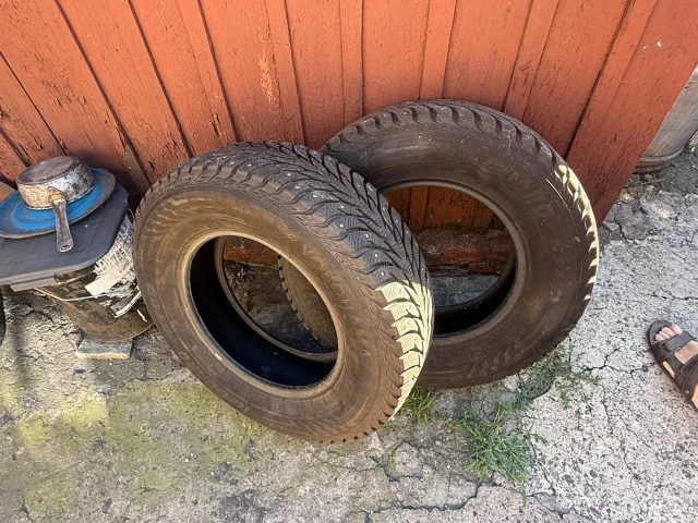 Фото: Продам Резину 215/70 r15 (на фото только шипи)