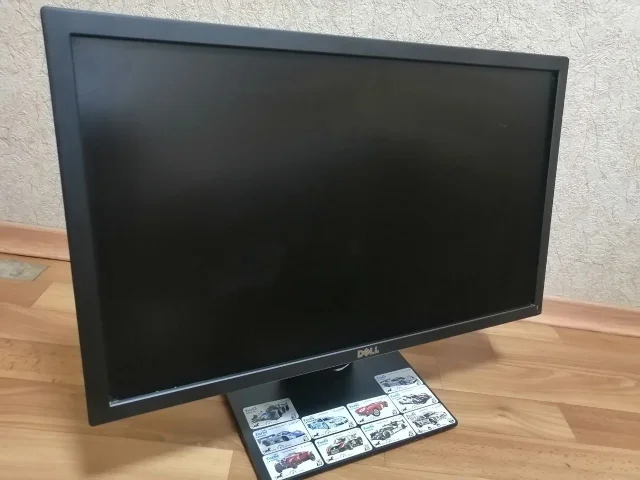 Фото: Продам монитор DELL в хорошем состоянии из минусов есть 10-ток наклеек на нем видно на фото и есть полоса посередине экр