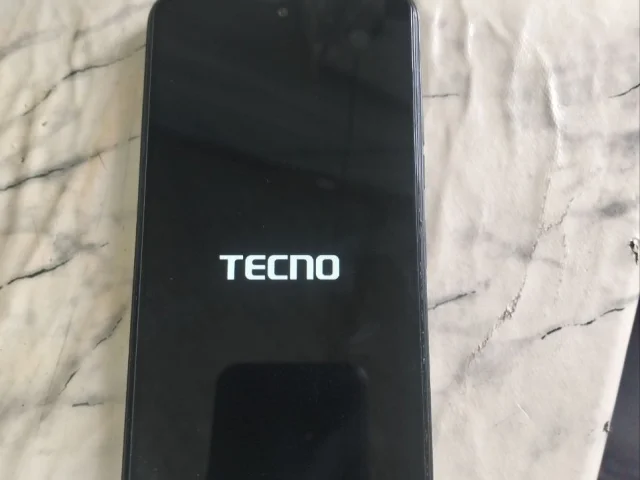 Фото: Продаю TECNO Spark 30C в хорошем состоянии. Телефон черного цвета с 128 ГБ встроенной памяти и 6 ГБ оперативной памяти