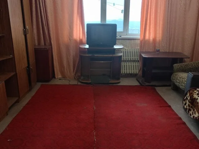 Фото: Продам 4- ком. кв-ру, ул. Матросова 136, 10/10, крыша перекрыта - есть тех. этаж, угловая, но очень теплая, лифт работае
