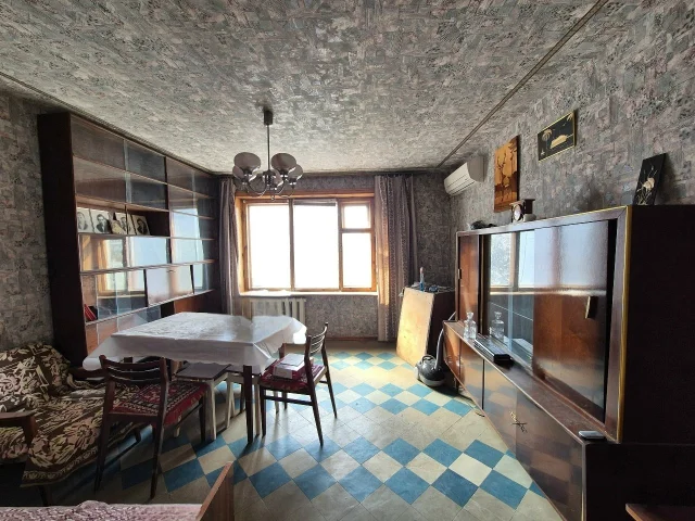 Фото: Продам 2х ком.кв-ру, ул.Жукова 22, 3/9, ж/м Строитель. Не угловая, комнаты раздельные, окна и двери- столярка, лоджия за