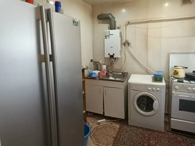 Фото: Сдам 3 ком. кв-ру, ул. Горького 33б, 1/4. Есть необходимая мебель и техника, жилое состояние, вода по графику. Цена 20.0