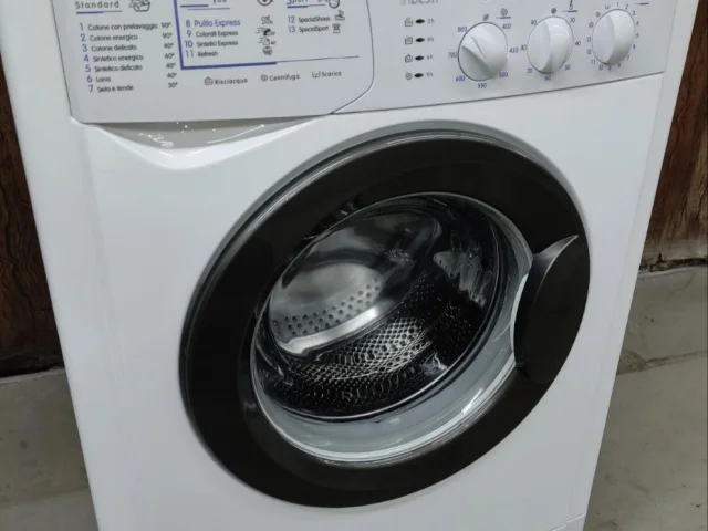 Фото: Стиральная машина Indesit итальянская сборка, бак полностью из нержавейки, отличное состояние в пользовании не долго, бы