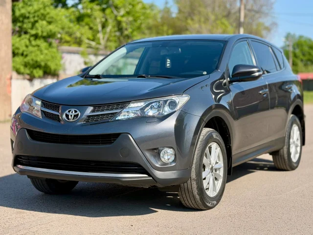 Фото: Ищете надёжного спутника для города и приключений? Встречайте — Toyota RAV4, который не подведёт!
