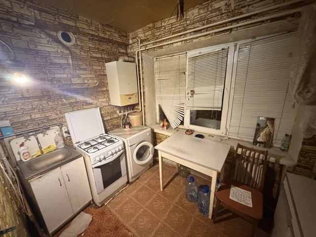 Фото: Продам 2- к. квартиру 44 кв. м., г. Луганск, кв. Ватутина (р- н кафе Арарат), на 2/5 этаже. В квартире: 1 изолированная,