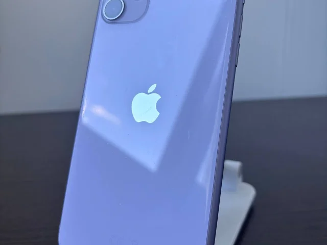 Фото: продам iPhone 11 64 gb , 100% акб ,в хорошем состоянии . face id , true ton работает. корпус без глубоких царапин , есть