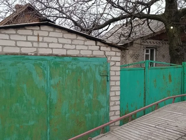 Фото: Продам дом г. Торез вода в доме, гараж, хоз.постройки, кухня летняя на две комнаты с печным отоплением, ванна, туалет в