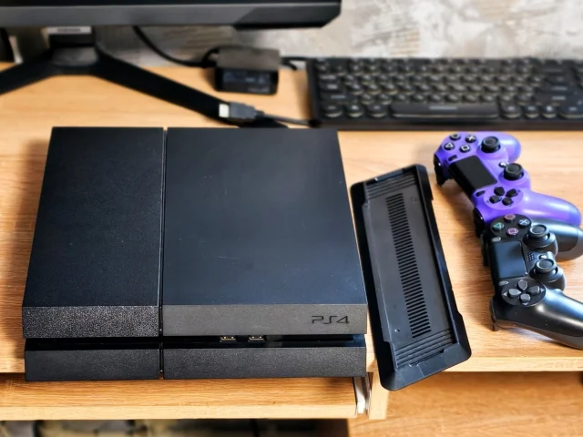 Фото: Продам прошитую PS4 на 500 Гб ,Golden HEN даёт полный доступ к загрузке любых игр пс4 со всеми дополнениями .Состояние к