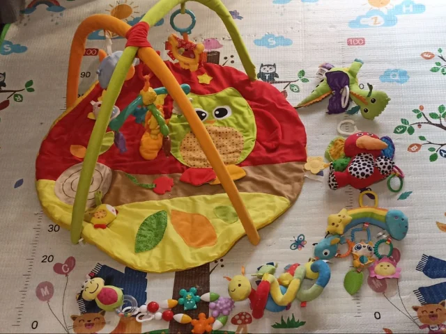 Фото: Продам игровой коврик с дугами игрушки -подвесы в манеж коляску -500р Донецк Ворошиловский