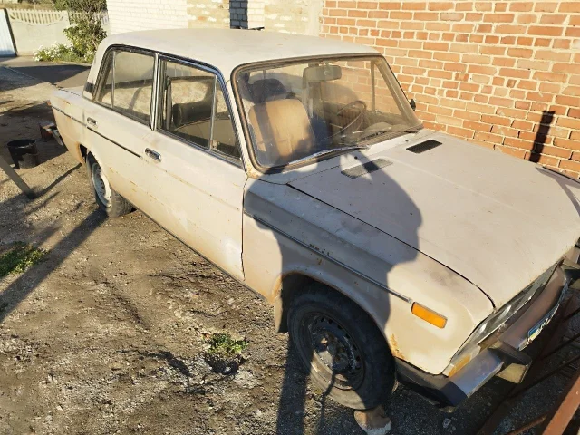 Фото: Продам ВАЗ 21063. Авто заводится и едет,мотор и кпп работают нормально. Кузов требует внимания, дно и пороги ещё живые,
