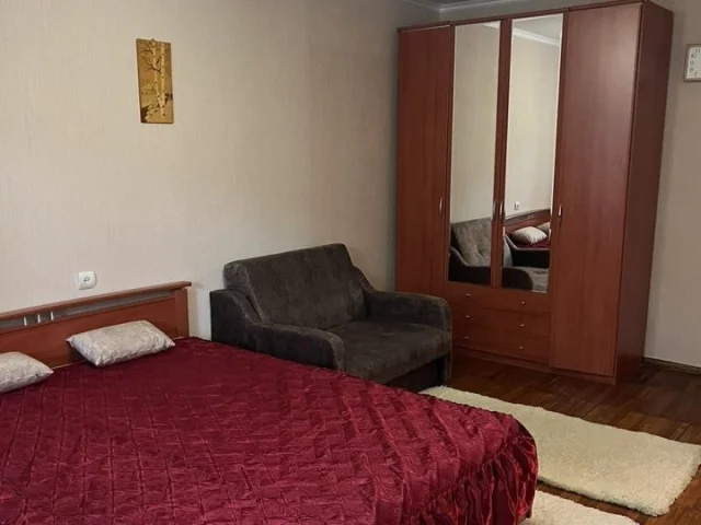 Фото: Сдаётся однокомнатная квартира (38 кв. м), в Ворошиловском районе Донецка, ор-р - Золотое Кольцо, Континент. Расположена