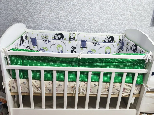 Фото: Продам детскую кроватку (манеж). Состояние идеальное. Кровать с маятником. Продается вместе с матрасом и мягкими защитны