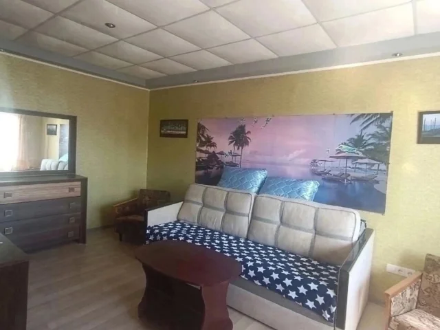 Фото: Горловка! Продам 1-ком.кв-ру, пр-кт. Победы 99, 5/5. Квартира с ремонтом, сан узел кафель, окна пластик, пол ламинат, во