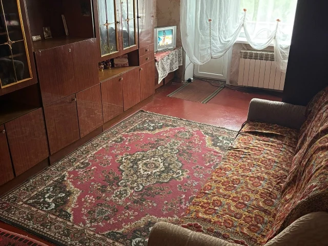 Фото: Сдам 2-х комнатную квартиру на Бессарабке. Этаж 2/5. Окна пластик, балкон пластик, холодильник, телевизор, стиральная ма