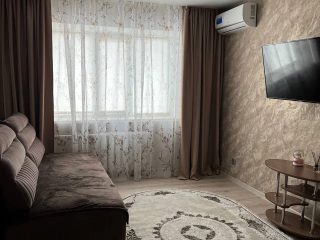 Фото: Продам 1-комн. квартиру возле парка по проспекту Богдана Хмельницкого. Квартира находится на втором этаже в доме напроти