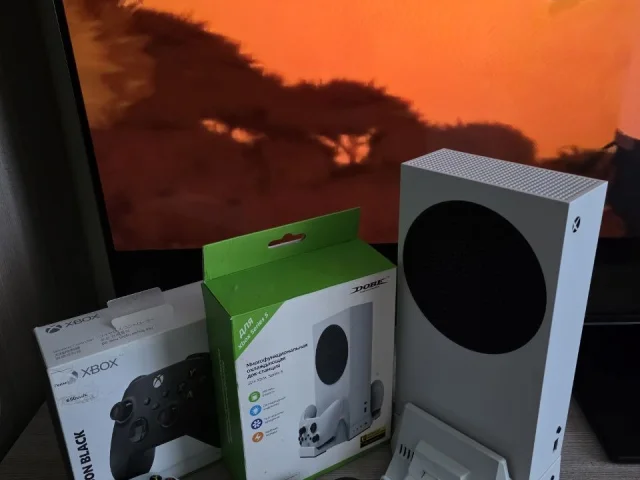 Фото: В продаже Xbox Series S на 512Гб с хорошим комплектом! Приставка не вскрывалась, и не ремонтировалась! В комплекте сама