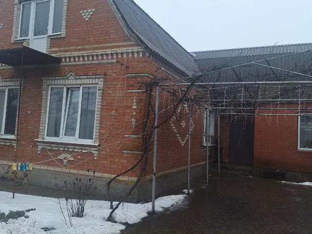 Фото: Предлагается к продаже двухэтажный кирпичный дом, построенный в 1989 году. Расположен в 20 км. от города Мариуполя .( 20