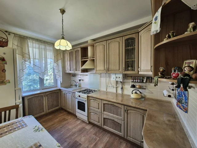 Фото: Продам 3х ком.кв-ру, ул.Ак.Павлова 20, 2/2. Сталинка, 70 кв.м. Качественный ремонт, натуральные природные материалы (тра