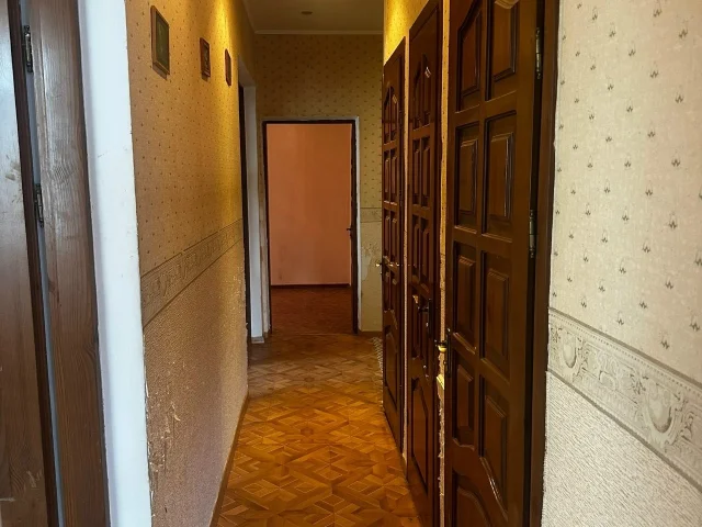 Фото: Продам 3-х ком. кв- ру, Горловка, бул. Димитрова 50, 3/3,общ. пл. 68 кв. м., крыша домиком, окна ПВХ, пол линолеум, с/у 