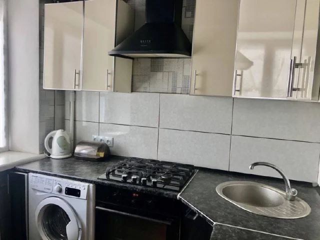 Фото: Сдам 1-ком квартиру в Макеевке, на Плеханова. Квартира полностью укомплектована. Только на длительный срок! Вода по граф