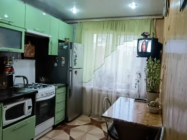 Фото: ‼️Горловка‼️Продам 3-х ком.квартиру , ул. Рогозина 6, 4/9. Квартира не угловая, санузел раздельный, лоджия + балкон , дв