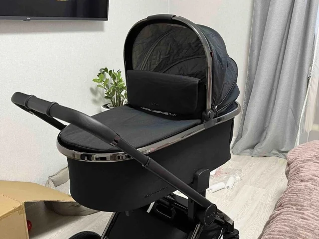 Фото: Продам коляску Carrello ultima в черном цвете 2в 1 . В очень хорошем состоянии !Манеж деревянный