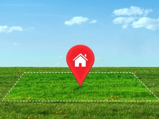 Фото: Луганск.Продам участок по ул.Кутузовская(Октябрьский р-он). Площадью 10 сот.(Приват). ИЖС.Коммуникаци на участке.Хорошее