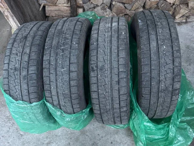 Фото: Продаю зимнюю резину FORMYLA 185/65R15 в очень хорошем состоянии, прошла один сезон, протектор 6,5 мм, цена 12000р за ко