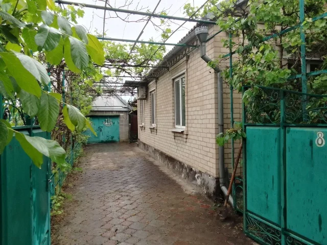 Фото: Продам дом 8 на12 Есть газ вода гараж хоз постройки Мелитополь улица Запорожская Цена 3 млн 500