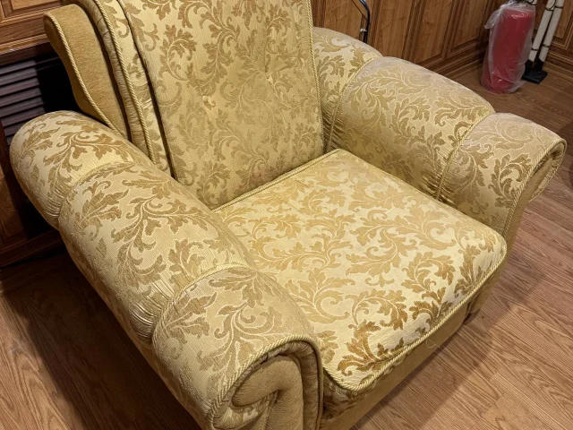 Фото: Диван 🛋️ и два кресла , состояние хорошие есть небольшие следы эксплуатации
