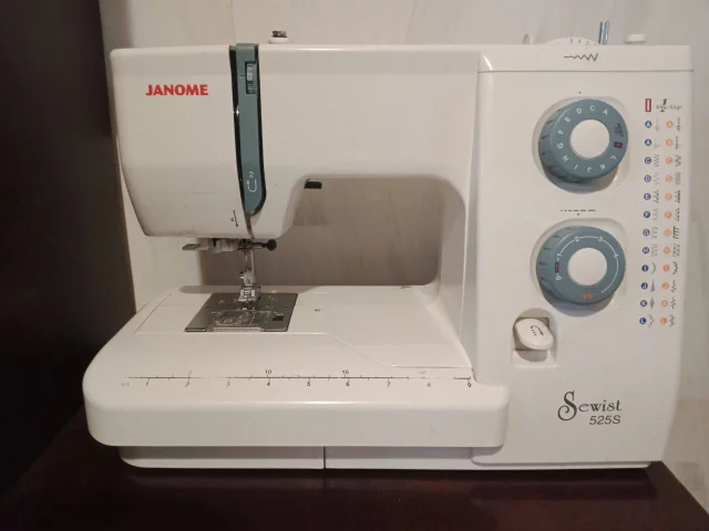 Фото: Продам швейную машинку Janome Sewist 525s в отличном состоянии. Была в домашнем пользовании, не на производстве и не в а