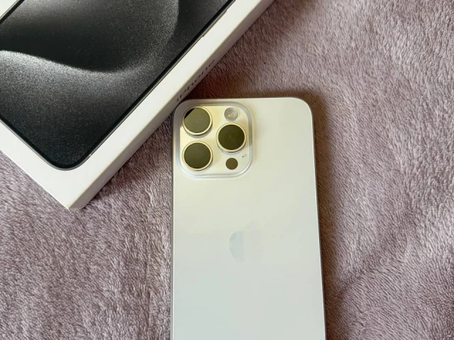 Фото: 15 Pro Max, White Titanium