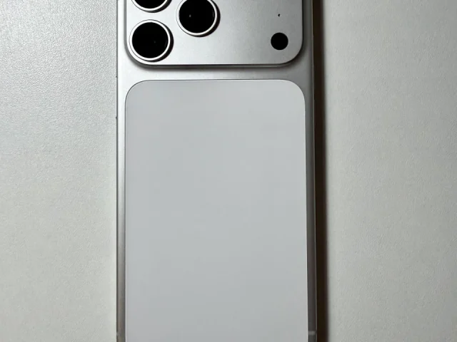 Фото: iPhone 17 Pro Max 256 Silver SIM-eSIM. Состояние нового (8 циклов зарядки). Полный родной комплект с гарантийным талоном