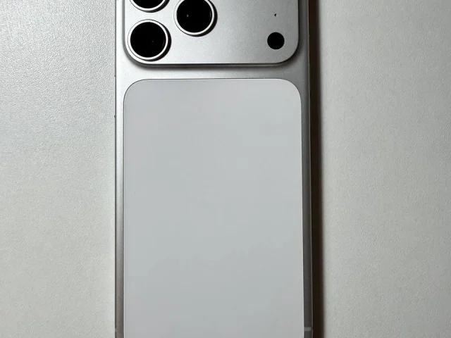 Фото: iPhone 17 Pro Max 256 GB Silver SIM+eSIM. Состояние нового телефона. В комплекте шнур. Возможен обмен на Ваше устройство