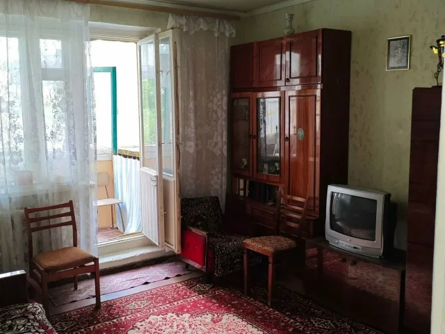 Фото: Продам 1 ком.кв-ру, ул.Оленина 18, 4/9, ж/м Строитель. Лифт работает, не угловая, чешская планировка, просторная комната