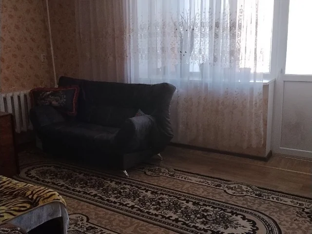 Фото: Продам в районе АКЗ однокомнатную квартиру площадью 45 квадратов,с большой лоджией 5 метров ,2 этаж кирпичной пятиэтажки
