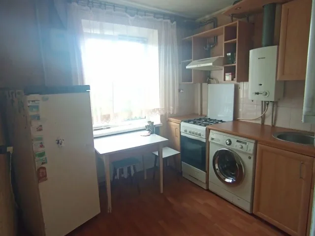 Фото: Продам 2х ком.кв-ру, пр.Победы 59, 5/5, р-он мелодии. Крыша шиферная не течет, окна пластик, заменена проводка, стояки о