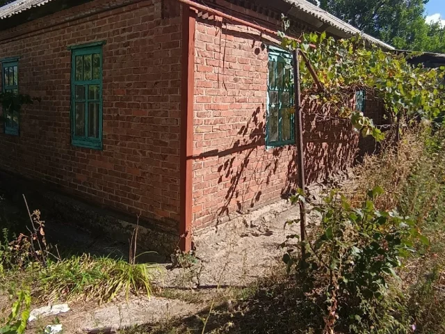 Фото: Горловка! Продам дом по ул. Стахановской ( район 2-й больницы). Общ пл. 60 кв. м. В доме 4 комнаты, кухня. Газовое отопл