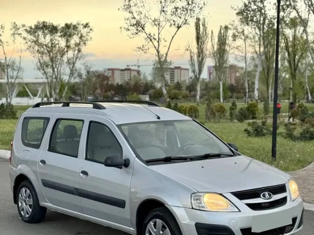 Фото: Продам Lada Largus 2016 года, мотор 1.6 бензин, механика, пробег 200 626 км. Кузов без коррозии, оцинкованный, состояние