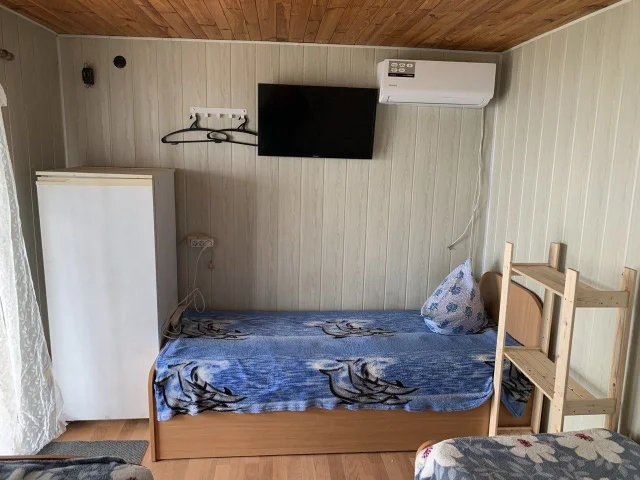 Фото: Сдам комнаты в частном пансионате Мелекино полулюкс 2-3 койка места, душ с болером и туалет, 1 линия, выход на море, цен