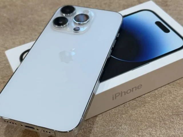 Фото: Продаю  iPhone 14 Pro с объемом памяти 256 ГБ в серебристом цвете. Телефон в отличном состоянии, все оригинальное, не вс