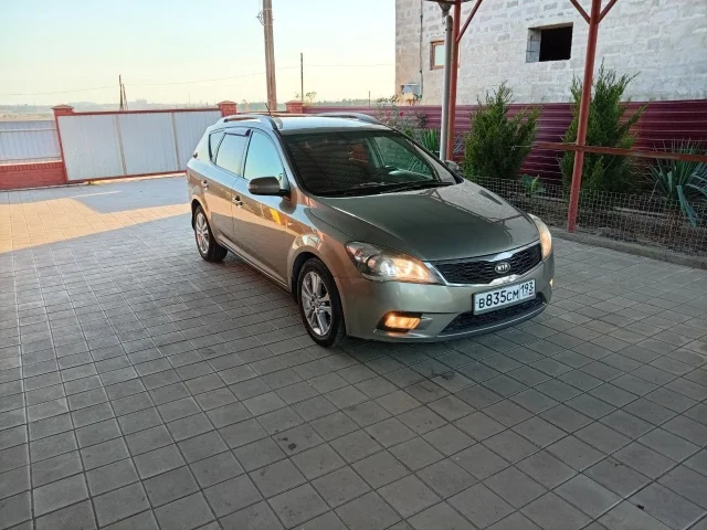 Фото: Kia Ceed 2010 год. Состояние отличное. Кузов без ДТП, в заводском окрасе. Мотор самый простой и надёжный 1.6, работает о