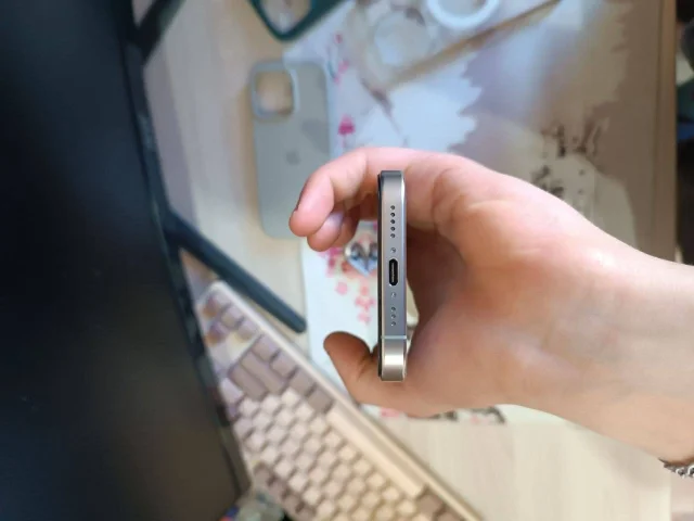 Фото: Продам iPhone 16 pro 256gb Natural Titanium, состояние аккумулятора 92%, пользовались телефоном бережно, всегда в защитн