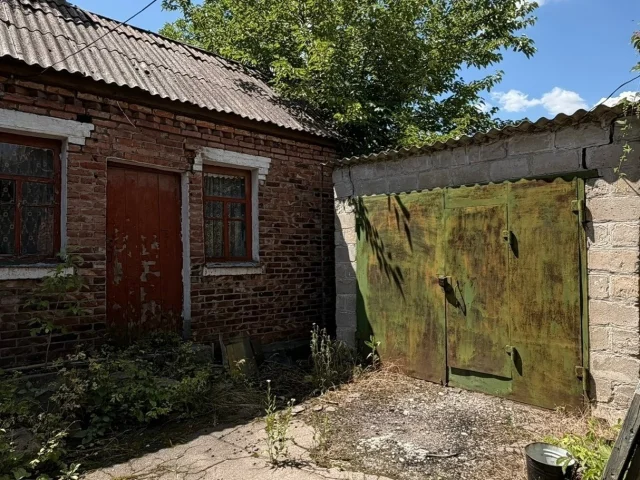 Фото: Продам дом , ул. Белинского. Общая площадь 57.2 кв.м. На территории есть гараж и летняя кухня, дом ПОД РЕМОНТ. Газифицир